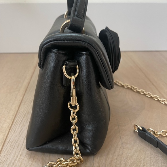 Elegant Black Handbag with Floral Accent - Picture 5 of 12